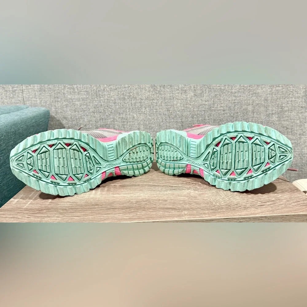 Saucony Sneakers Kids “Escape”. Great condition. Little girls size 1. Lace tie - Picture 7 of 9